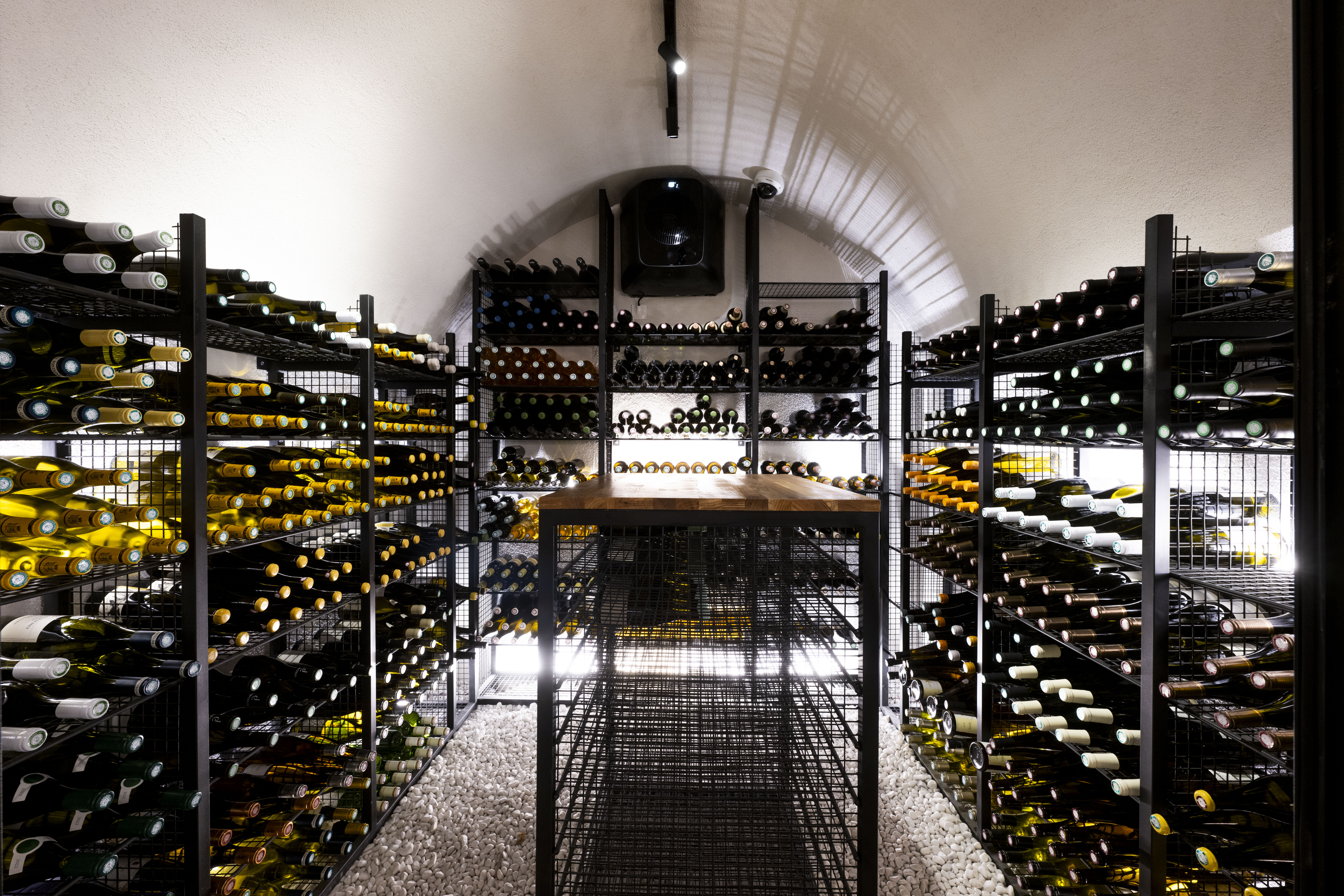 Une des caves du restaurant Wine you want &copy;G Perret