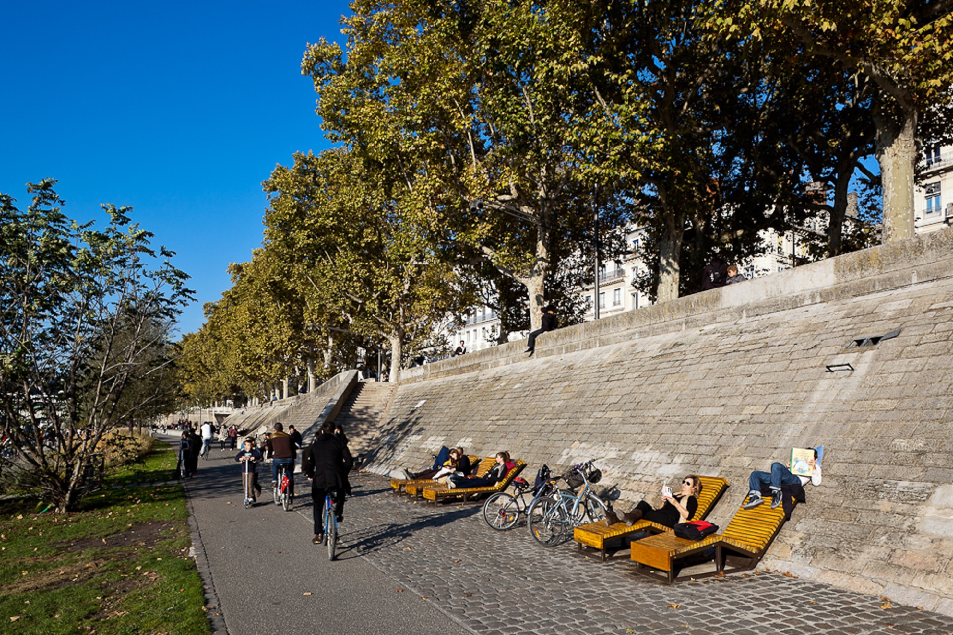 Deckchairs on the banks of the Rhône ©Brice Robert Photographe