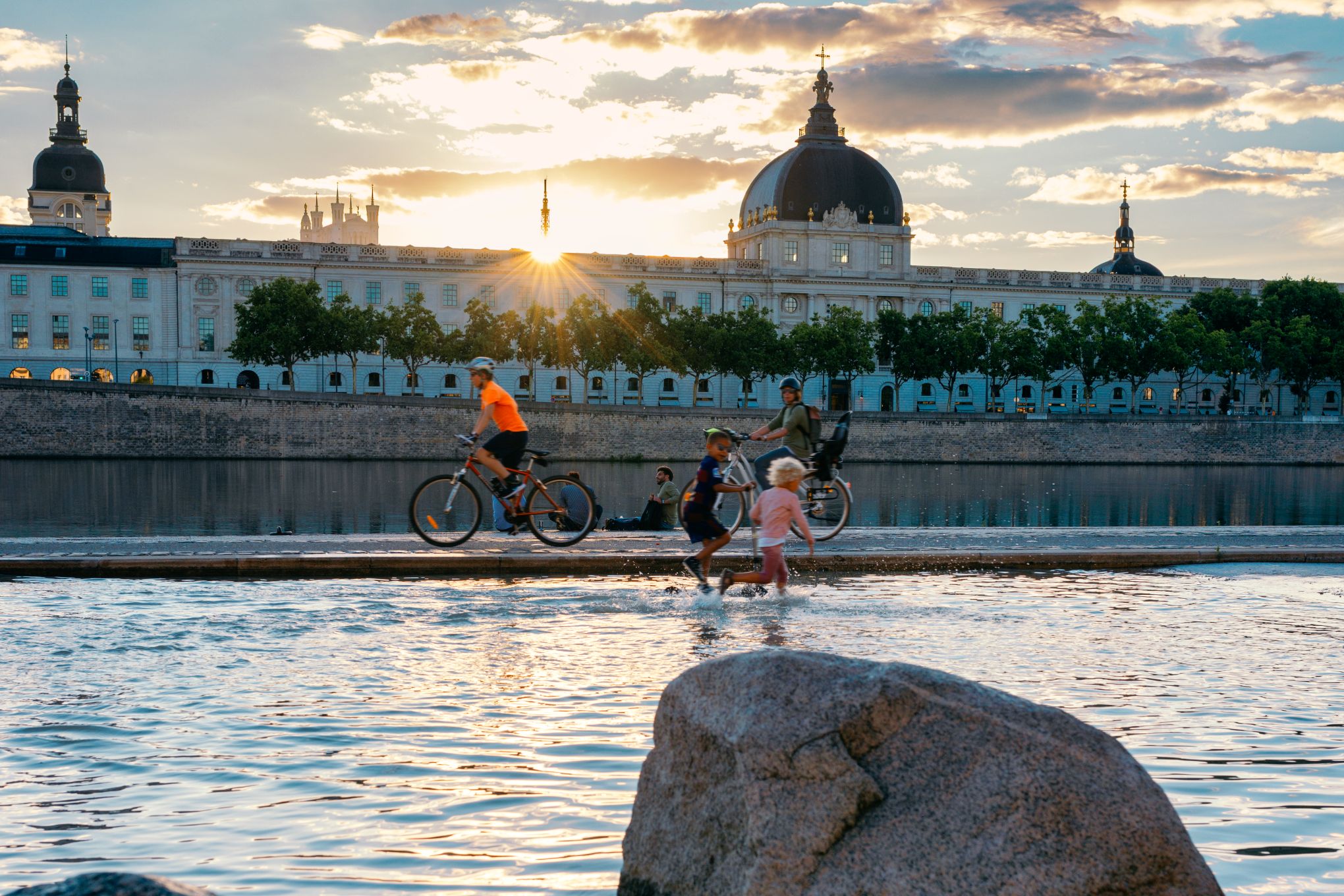 Enfants et cyclistes sur les quais du Rhône ©Iulian Rotaru