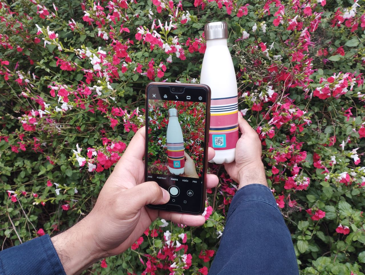 Gourde avec un sticker Gourde Friendly &copy;Elina Gourgeon