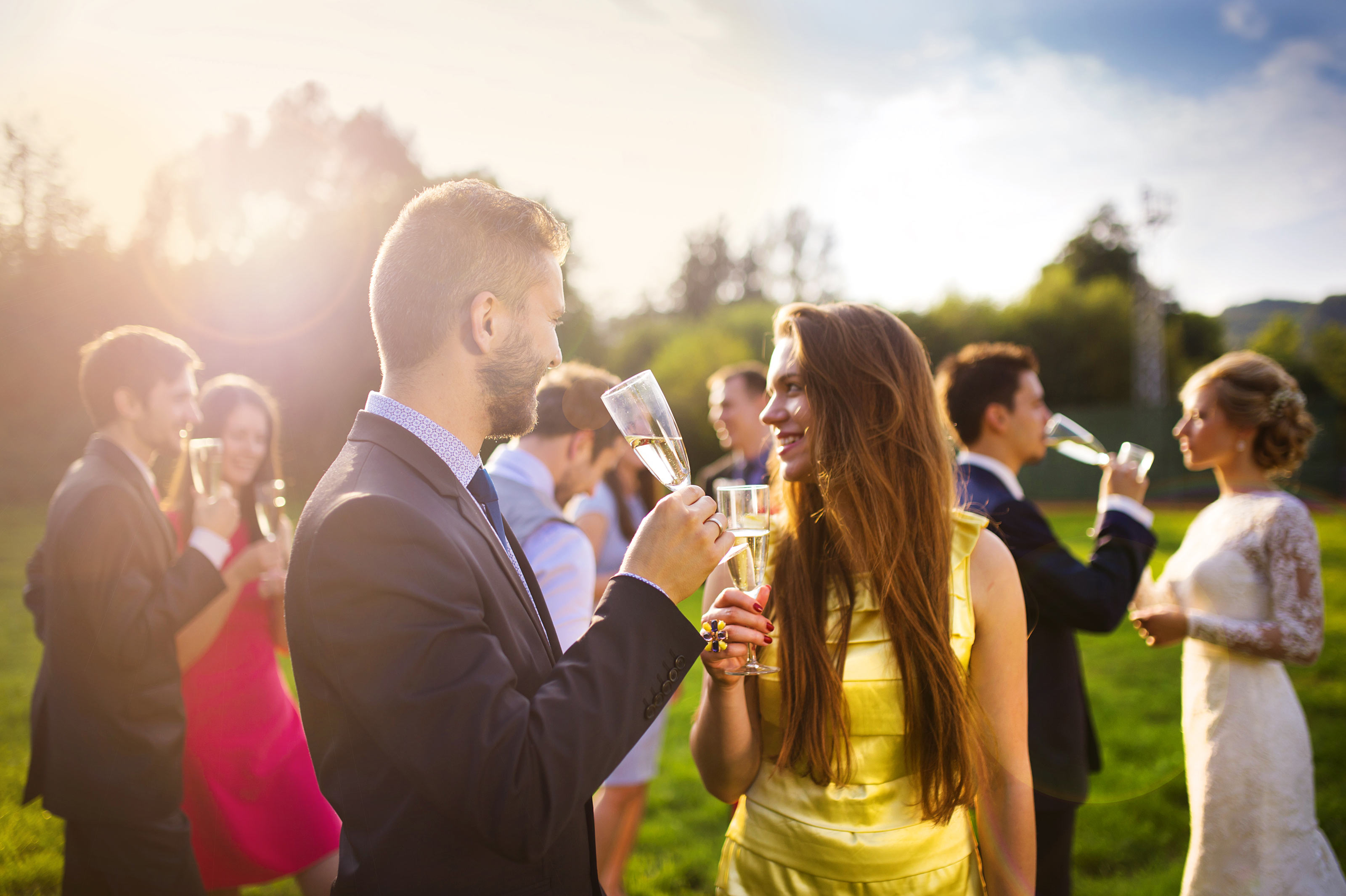 Wedding guests in a park © Halfpoint/Shutterstock.com