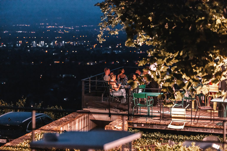 L'Ermitage, cuisine &agrave; manger &copy; Seasons Production