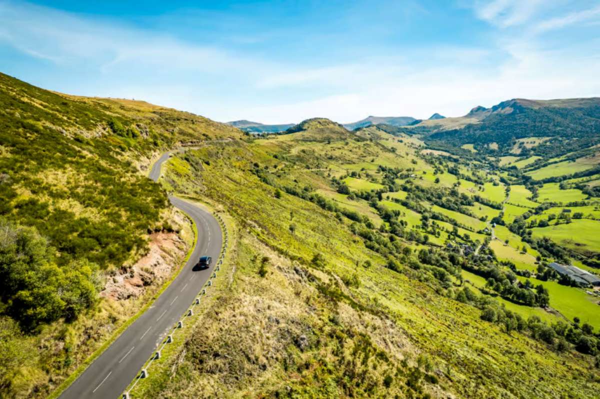 Une voiture circulant sur une route du Grand Tour Auvergne-Rh&ocirc;ne-Alpes &copy; B. BECKER