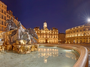 Place des Terreaux in Lyon by night © Krom Galerie