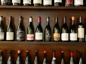 Mur de bouteilles chez Nosch ©Noemie SCHMIDER