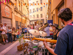 A band playing music in a street of Lyon during the event 'Show les pents' in 2026. ©Kaetitia