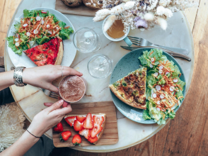 Veggie burgers © Sarsmis/Shutterstock.com