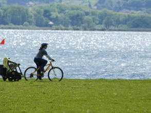 Biking along the Lac du Bourget in Savoie © RA Tourisme/C. Martelet