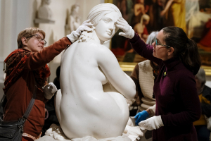 Une &oelig;uvre tactile pour les d&eacute;ficients visuels au Mus&eacute;e des Beaux-Arts. &copy;Blandine Soulage