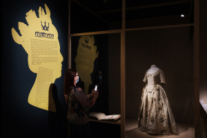 Vivienne Westwood. Art, mode et subversion. La collection Lee Price au musée des Tissus, 2020-2021. © Lyon, musée des Tissus / Pierre Verrier